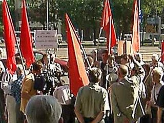 На Пушкинской площади собралось около 30 недовольных. Они достали красные флаги, плакаты и начали скандировать лозунги