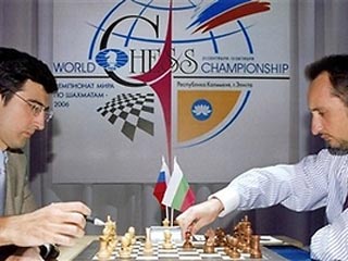На 75-м ходу россиянин Владимир Крамник белыми фигурами одержал победу над чемпионом мира болгарином Веселином Топаловым в первой партии матча за мировую шахматную "корону", который проходит в Элисте