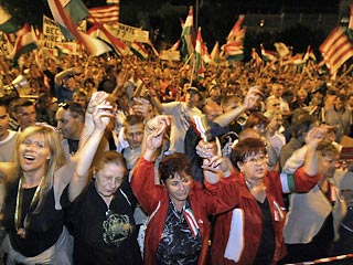 На площади Кошута в Будапеште поздно ночью завершился самый массовый за последние дни антиправительственный митинг