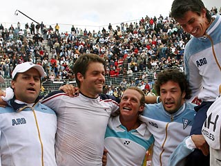 Сборная Аргентины стала первым финалистом Кубка Дэвиса по теннису. Это стало известно после того, как в полуфинальном матче в Буэнос-Айресе южноамериканская команда выиграла и парную встречу у сборной Австралии