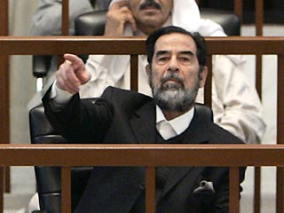 Саддама Хусейна снова выгнали из зала суда