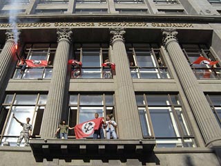 Как рассказал NEWSru.com пресс-секретарь НБП Александр Аверин, в 12:30 около 30 активистов НБП захватили здание Минфина. Были заняты три этажа здания