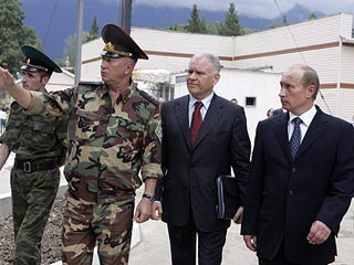 Президент России Владимир Путин накануне нанес неожиданный визит на погранзаставу "Ермоловка" на абхазском участке российско-грузинской границы