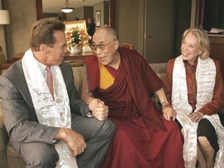 "Тесные контакты порождают взаимопонимание, - считает Далай-лама. - Подозрительность, страх уже не найдут тогда себе места. И даже разногласия не будут иметь значения"