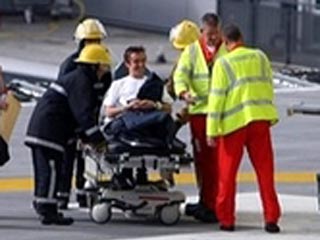 36-летний ведущий автомобильной передачи на BBC Top Gear Ричард Хаммонд спустя 8 дней после  автокатастрофы был перевезен на вертолете скорой помощи из госпиталя  General Infirmaryв Лидсе в клинику, находящуюся рядом с его домом в Бредфорде