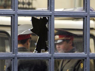 Активисты Евразийского союза молодежи атаковали свиной головой посольство Грузии в Москве