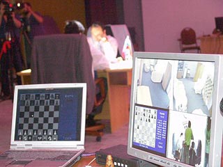 Пятая партия матча за мировую шахматную корону между российским гроссмейстером Владимиром Крамником и его болгарским оппонентом Веселином Топаловым, которая должна была начаться в Элисте в 15:00 по московскому времени, откладывается на неопределенное врем