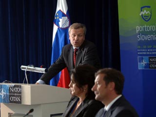 Генеральный секретарь НАТО Яап де Хооп Схеффер от имени всех участников НАТО подчеркнул, что альянс не может напрямую влиять на ситуацию в связи с обострением отношений между Москвой и Тбилиси