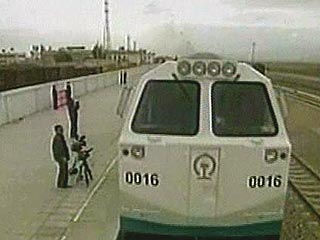 В Китае по самой высокогорной железной дороге в мире оправился первый пассажирский поезд маршрута Шанхай-Тибет 