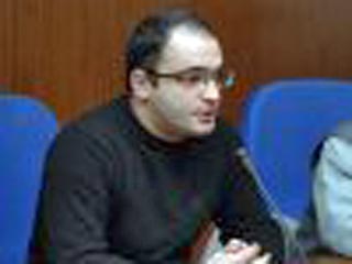 В понедельник учредитель крупнейшего русскоязычного оппозиционного издания в Азербайджане "Реальный Азербайджан" Эйнулла Фатуллаев объявил о закрытии газеты, а также журнала и нескольких новостных сайтов