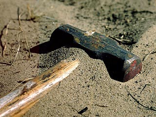 В Оренбурге подростки заставили 10-классника выкопать себе могилу и забили его молотком
