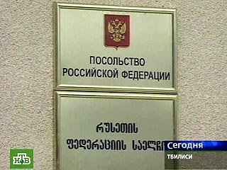 Более 60 российских граждан обратились в российское посольство в Тбилиси с просьбой помочь выехать из Грузии