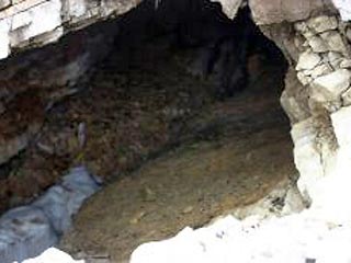 В Китае человек, разыскиваемый полицией по обвинениям в вооруженном нападении, в течение 8 лет скрывался в пещере, оборудованной им рядом с собственным домом