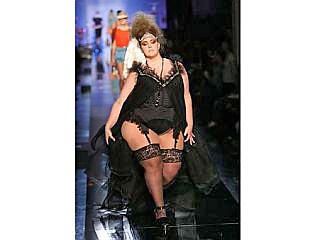 Жан-Поль Готье внес свою лепту в спор об участии в показах мод слишком худых моделей. В показе новой коллекции прославленного модельера приняла участие модель весом 132 кг