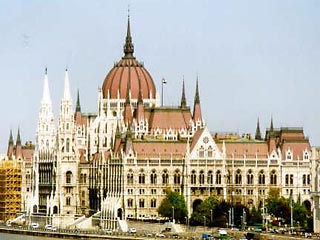 Парламент Венгрии в пятницу поддержал правительство Ференца Дюрчаня, оказавшегося в центре скандала, связанного с обнародованием аудиозаписей с признаниями премьера о том, что он лгал, говоря прилюдно об успехах венгерской экономики