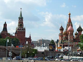 Москва видится "воплощением всего лучшего", что есть в России, менее трети наших сограждан (30%), а для большинства же (61%) это просто большой город