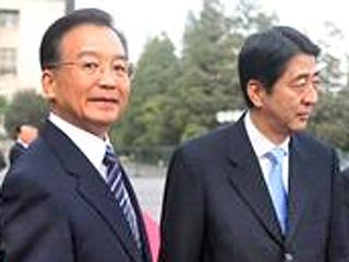 Премьер Госсовета КНР Вэнь Цзябао и премьер-министр Японии Синдзо Абэ, прибывший в воскресенье с визитом в Пекин, провели официальную встречу