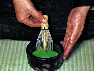Новый мировой рекорд установлен в Японии в воскресенье. Для этого 14718 жителей городка Нисио в префектуре Айти приняли участие в распитии традиционного японского чая "маття"