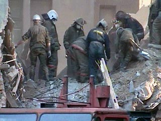 Спасатели МЧС во вторник утром извлекли из-под завалов обрушившегося накануне дома в Выборге тела еще двоих погибших