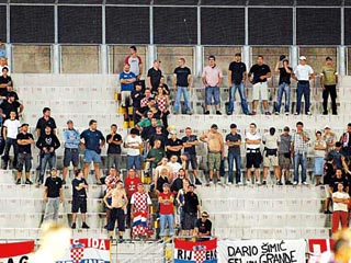 Беспокойство чиновников вызвал, в частности, недавний товарищеский матч в Италии, где две сотни хорватских болельщиков образовали фашистскую свастику