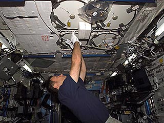 Во вторник космонавт Михаил Тюрин, астронавты Майкл Лопес-Алегриа (США) и Томас Райтер (ФРГ) перешли из Международной космической станции на борт пилотируемого корабля "Союз ТМА-9" и начали подготовку к его отстыковке