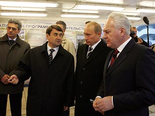 Президент Владимир Путин прибыл в пятницу в Ярославль на выездное заседание президиума Госсовета, посвященное развитию сети автомобильных дорог в России