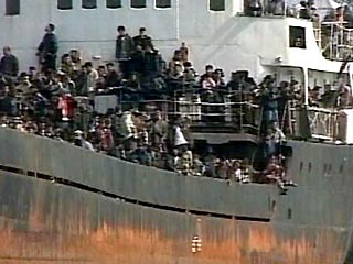 У берегов Италии задержано очередное судно, на борту которого находились нелегальные эмигранты из стран Северной Африки. На этот раз катерам береговой охраны пришлось прийти на выручку лодке, в которой находились около 300 нелегалов