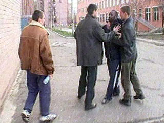 По числу нападений скинхедов среди российских регионов лидируют Москва и Санкт-Петербург. "В Москве в 2006 году в результате расистских нападений погибли 28 человек, 149 пострадали. В Петербурге совершены 5 убийств, 27 человек получили ранения"