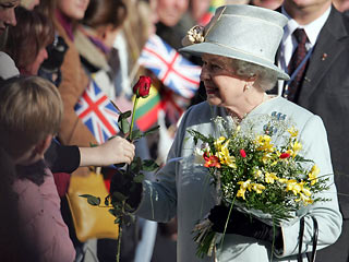 Королева Великобритании, прибывшая с визитом в Латвию, высоко оценила успехи страны за 15 лет независимости