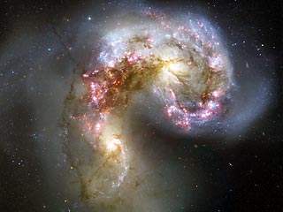 Ученые выяснили, что мощные столкновения двух галактик можно назвать совокуплением, которые дают жизнь миллиардам новых звезд. Об этом говорят снимки, полученные в последние дни при помощи космического телескопа Hubble