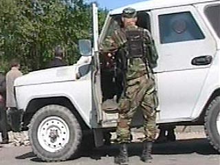 Один военный погиб и два человека ранены в результате обстрела автомашины УАЗ с военнослужащими в центре ингушского города Карабулак, сообщили в четверг в МВД Ингушетии