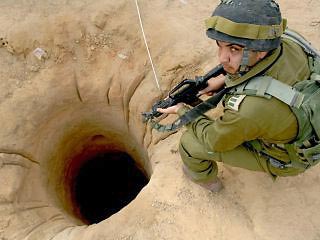 Израильские военные обнаружили и уничтожили 14 подземных туннелей на юге сектора Газа
