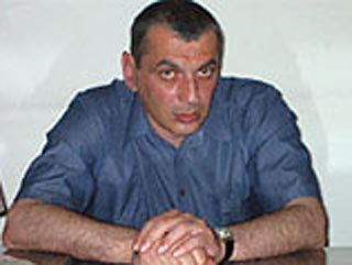 Саакашвили уже не очень уверен в победе своей партии "Национальное движение" в парламентских выборах 2008 года, поэтому и решил проводить президентские и парламентские выборы одновременно, надеясь, что население его поддерживает", - заявил Давид Зурабишви