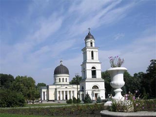 Православная церковь Молдавии является канонической частью многонационального Московского Патриархата. Здесь насчитывается 1110 приходов. На фото: кафедральный собор в Кишиневе