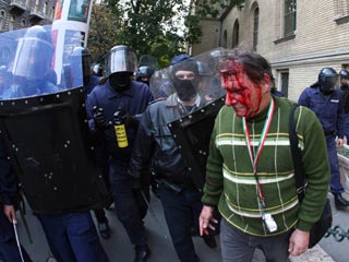 В центре Будапешта идут острые столкновения полиции и манифестантов, есть раненые