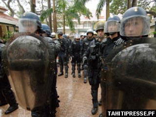Участники поднятого на Таити (Французская Полинезия) городе Папеэте мятежа захватили президентский дворец и ряд других зданий в городе