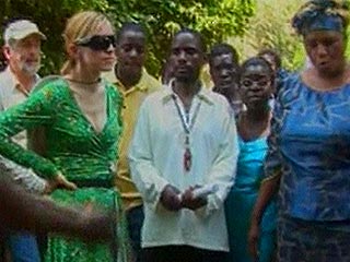 Мадонна высказала свое огорчение по поводу того, что вокруг усыновления ею мальчика из Малави поднят большой шум