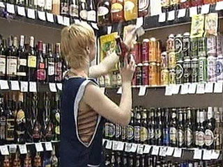 Власти Хабаровского края запретили продажу алкогольных напитков с содержанием этилового спирта более 15% с 23:00 до 7:00 в магазинах, которые расположены в жилых домах
