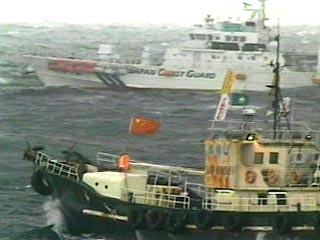 30-метровому китайскому судну "Баодяо-2" удалось подойти к Сэнкаку на 20 километров, однако японский сторожевой корабль блокировал его продвижение