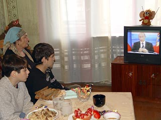 В Грозном чеченцы смотрели телеобращение президента Путина по традиции целыми семьями