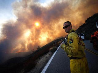 В южной Калифорнии из-за пожара, унесшего жизни 4 пожарных, введено чрезвычайное положение