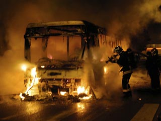 Второй за минувший вечер автобус подожгли участники беспорядков в парижском пригороде Блан-Мениль