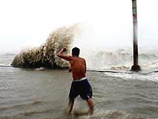 На Филиппины идет мощный тайфун - объявлен максимальный уровень опасности