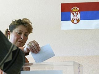 Сербы проголосовали за новую конституцию, в которой Косово названо "неотчуждаемой" территорией