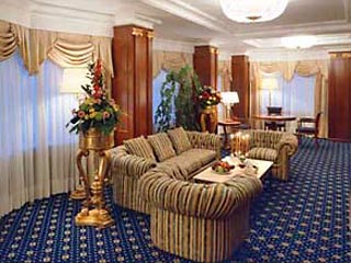 Гостиничные номера в Москве - самые дорогие в мире, сообщает британская газета The Daily Telegraph со ссылкой на интернет-сайт Hotels.com. С апреля по июнь 2006 года средняя цена на гостиничный номер в российской столице составляла 316 долларов за сутки