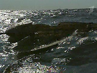 По данным регионального центра МЧС, на Онеге в выходные был сильный шторм, волны достигали высоты 3 метров. Примерно в 150 метрах от берега катер Silver налетел на мель и перевернулся