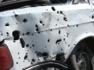Осколками взрывного устройства повреждена машина офицера милиции и несколько находившихся рядом гражданских автомобилей
