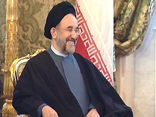 Прибывающему сегодня в Великобританию бывшему президенту Ирана Мохаммеду Хатами грозит допрос со стороны британской полиции по поводу двух исков, поданных иранскими гражданами