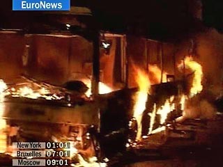 Инциденты с поджогами получили во Франции широкий резонанс. Премьер-министр страны Доминик де Вильпен накануне потребовал найти и наказать виновных в нападении на автобус