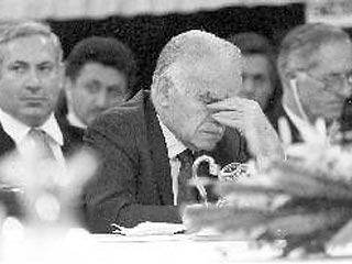 Первая Мадридская конференция была созвана в октябре 1991 года и проходила на фоне окончания войны в Персидском заливе, под покровительством США и Советского Союза, который спустя полтора месяца прекратил свое существование